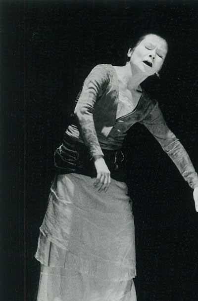 Foto der Butoh-Tänzerin mit starker Präsenz in Schwarz-weiß