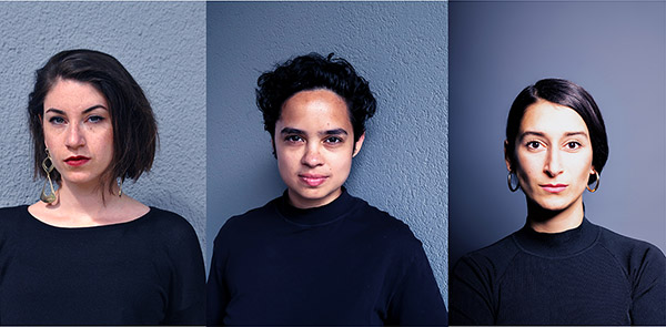 Portrait der drei Künstlerinnen. Die drei nebeneinandergestellte Bilder wurden an unterschiedlichen Orte aufgenommen, gemeinsam haben sie den hellblauen Hintergrund und der Outfit der Künstlerinnen. Alle drei tragen einen schwarzen Pullover.