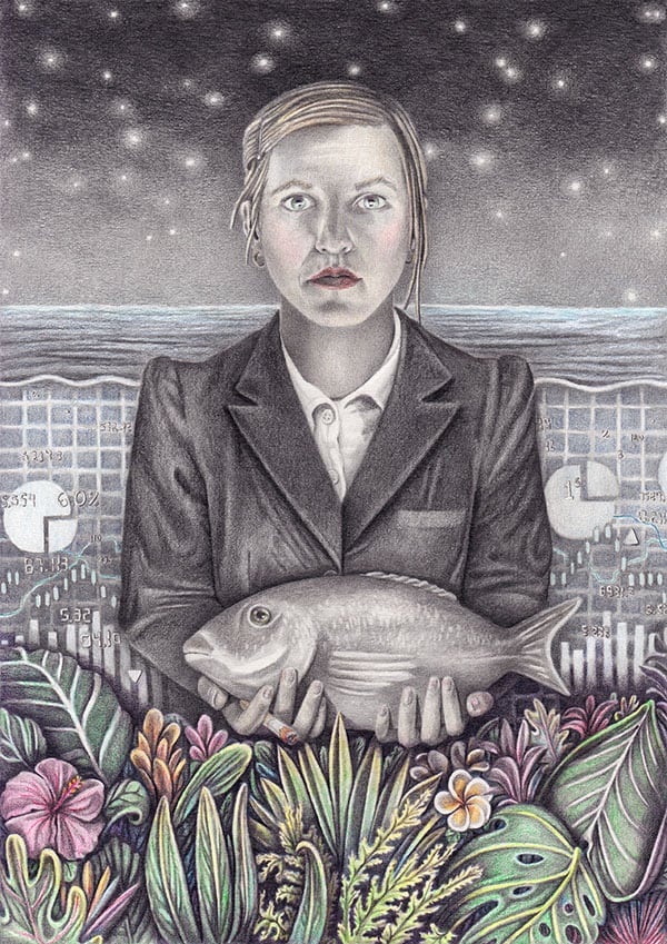Bleistiftzeichnung, teilweise coloriert, einer jungen Frau, die einen Fisch vor sich hält, in der rechten Hand hält sie eine glimmende Zigarette. Am unteren Bildrand sind bunte Blumen zu sehen, im Hintergrund das Meer mit Zahlen und Berechnungen. 