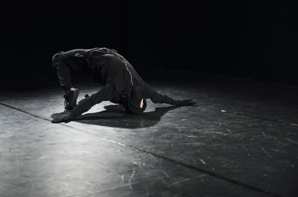 Schwarzweiß-Fotografie eines Performers in Bewegung
