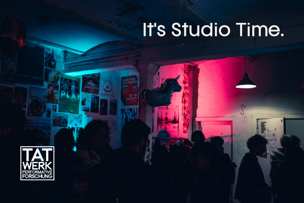 Belebter Studioinnenraum mit Menschen im Gespräch unter blauem und pinkem Neonlicht, posterbedeckten Wänden und einem Einhorn-Ballon. Oben steht der Text „It’s Studio Time.“, unten links das Logo von Tatwerk Performative Forschung.
