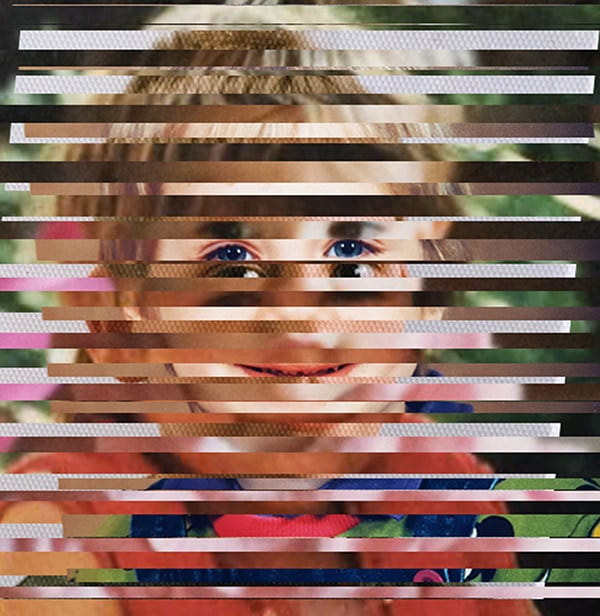 Bildcollage eines blonden lächelnden Kindes 